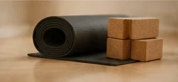 Tapis de yoga roulé et briques en liège