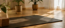Tapis de yoga déroulé sur un parquet au soleil